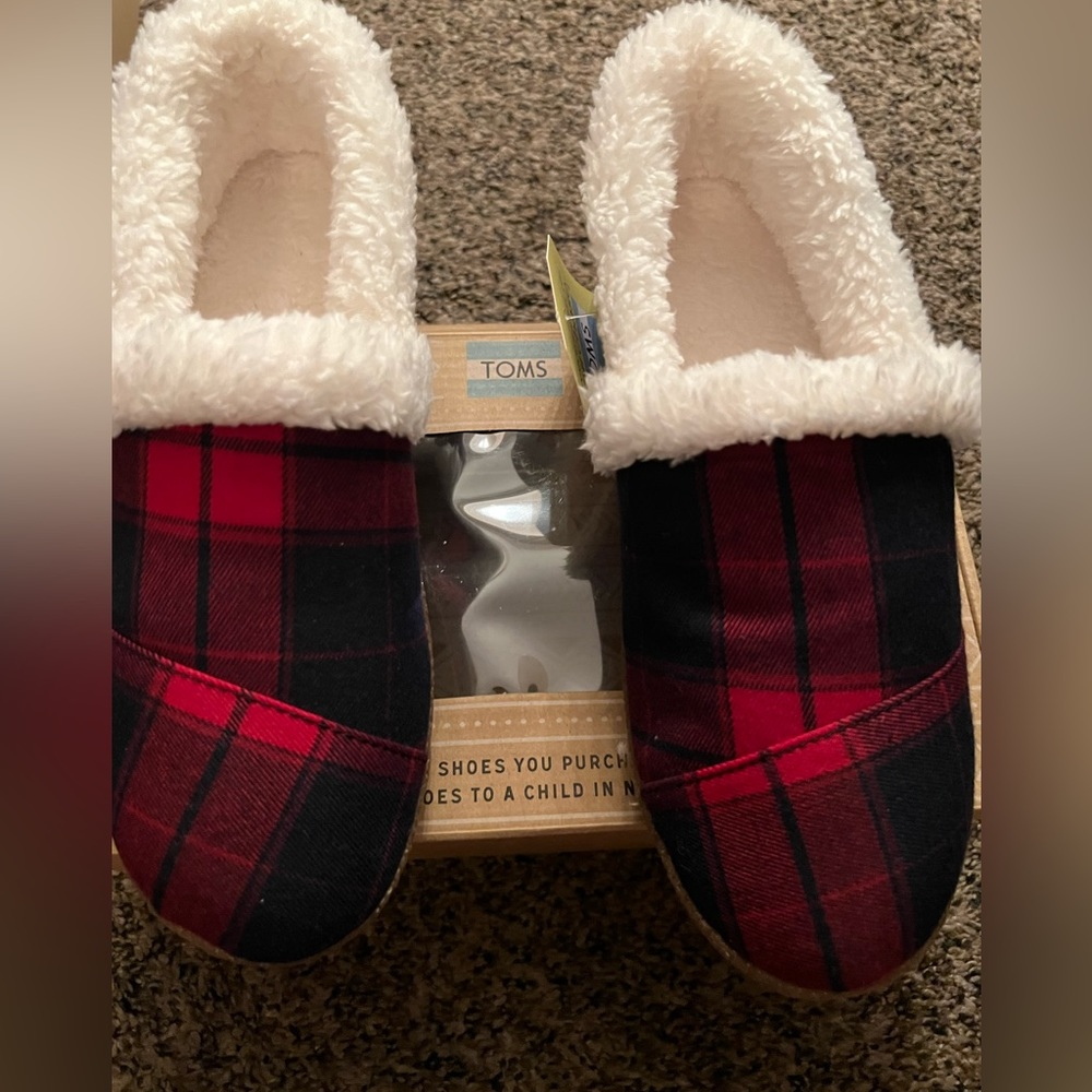 BNIB Tom’s plaid slipper.  Size 7.